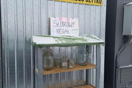 Dzielimy się słoikami, czyli słoikowe regały w PSZOK-ach