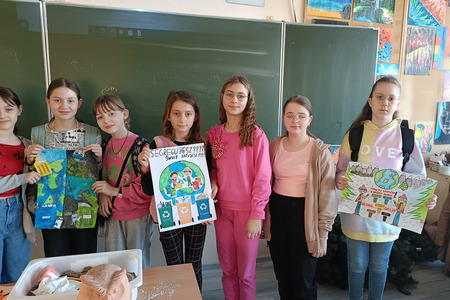 Młodzież plakatami zachęca do segregacji