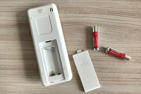 Dlaczego należy wyciągnąć baterie i akumulatory?